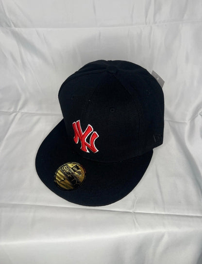 New York Yankees Black 59FIFTY Fitted Hat – Red Logo